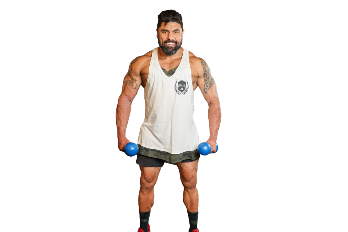 Charles Personal Trainer, especialista em transformação corporal e emagrecimento, sorrindo em academia moderna com equipamentos profissionais